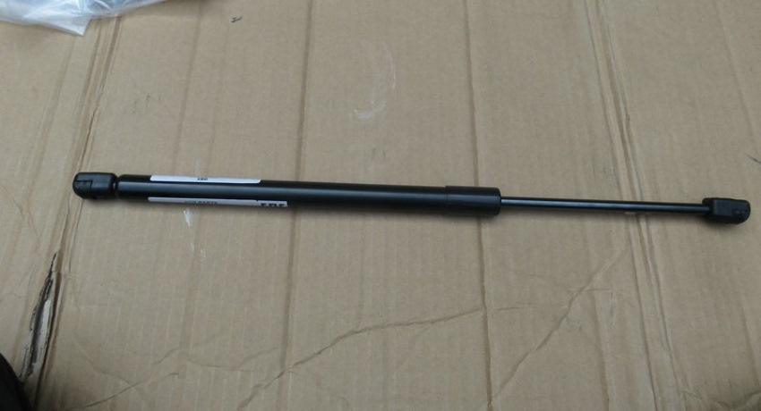 картинка АМОРТИЗАТОР ДВЕРИ ЗАДКА ПРАВЫЙ GL MK CROSS  101800621152